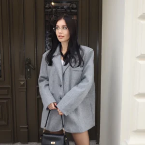 Płaszcz krótki w kolorze szarym