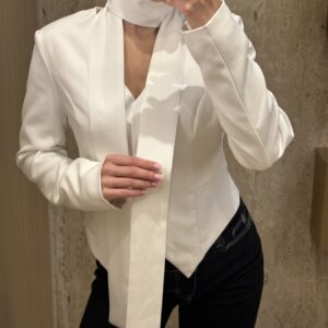 Dopasowana marynarka z akcentem w różnych kolorach