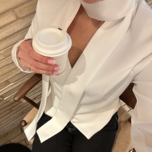 Marynarka z podkreślonym dekoltem w kolorze białym