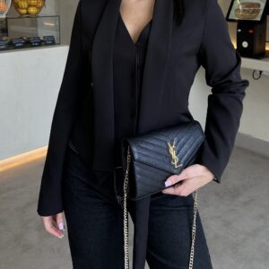 Dopasowana marynarka z akcentem w różnych kolorach